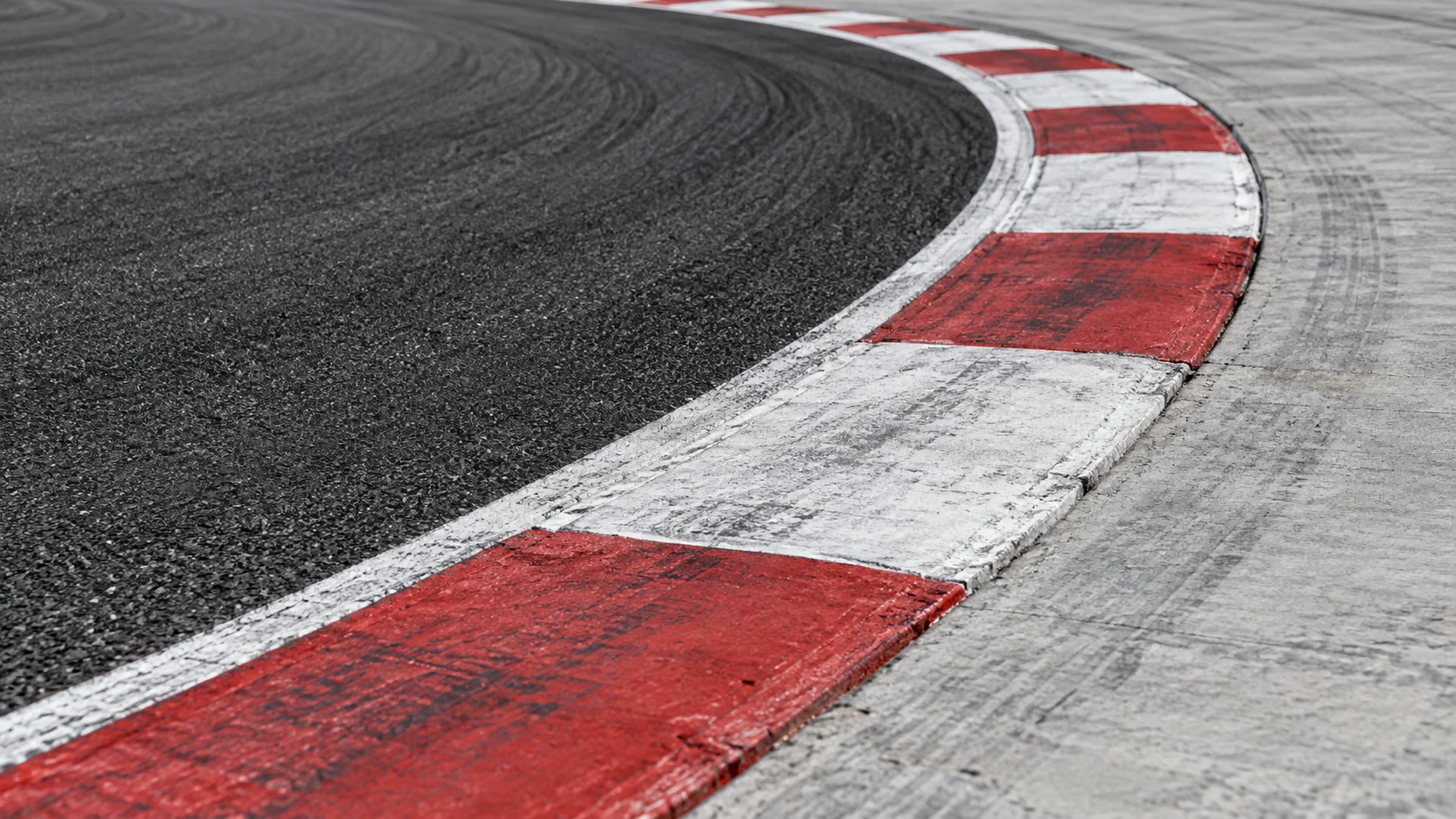 コーナーの路面と縁石を表したサーキットのイメージ